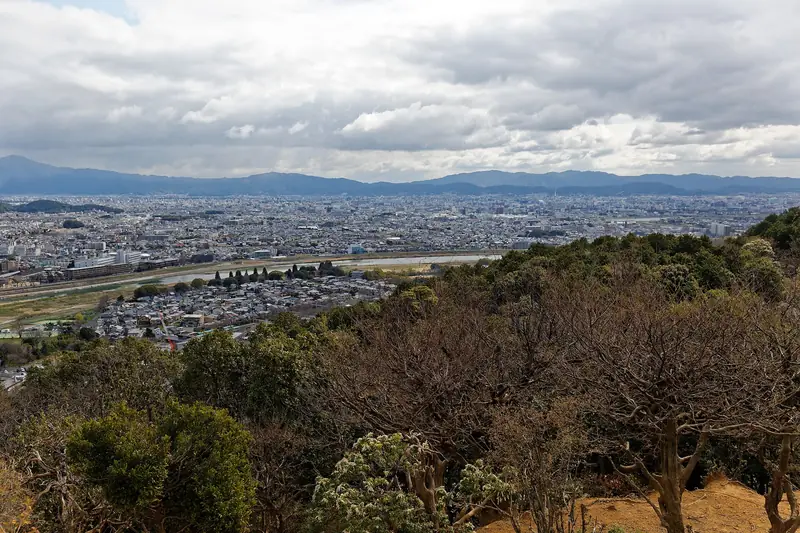 嵐山モンキーパークいわたやまの頂上から見た京都 — 20分の登山でこの景色が楽しめます。